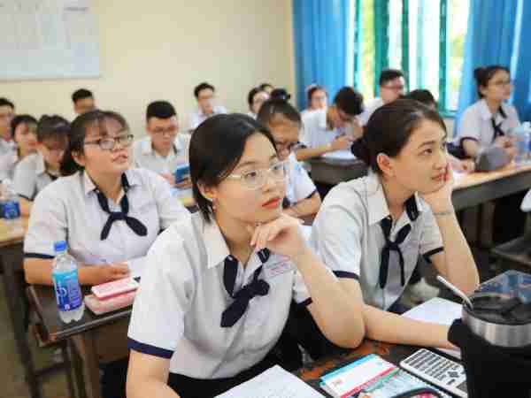 Mơ thấy bạn cấp 3 bị gặp khó khăn, thất bại