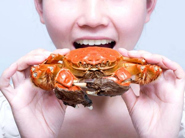 Nằm mơ thấy ăn cua có ý nghĩa gì, chọn số gì may mắn?