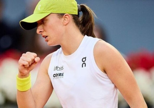 Swiatek giao bóng mạnh, Gauff gặp khó khăn